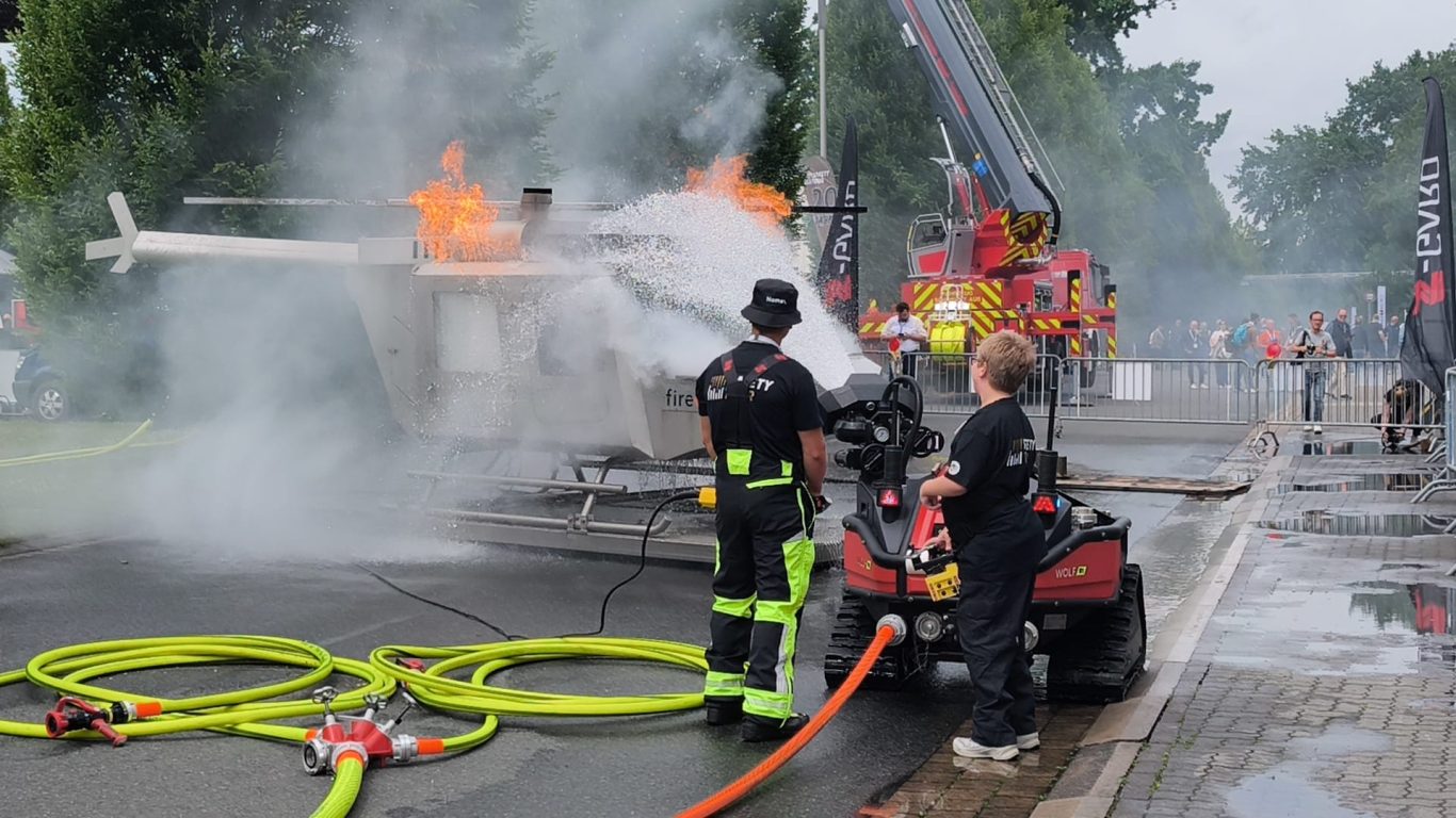 Brandbekämpfung mit dem LöschRoboter der Firma Safety Tour