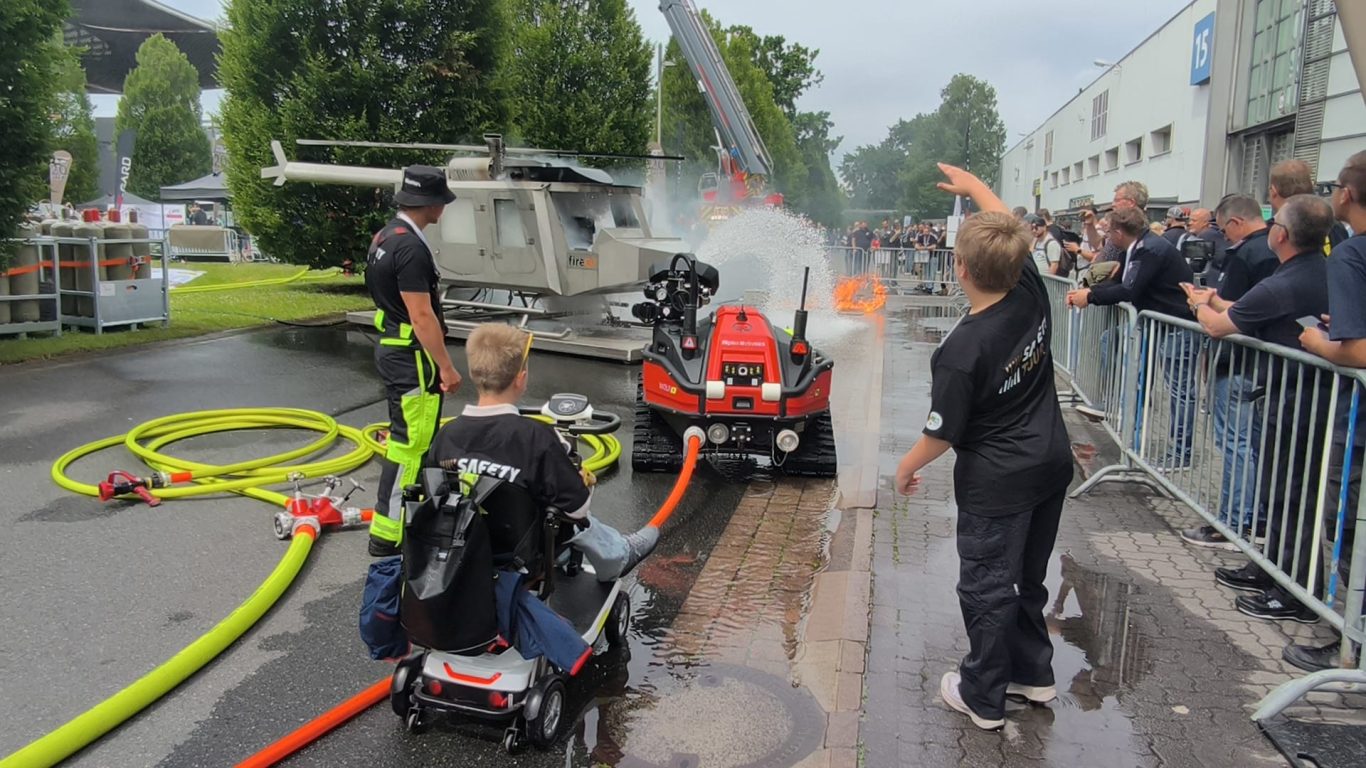 Brandbekämpfung mit dem LöschRoboter der Firma Safety Tour